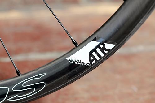 Tubeless clearance road rims